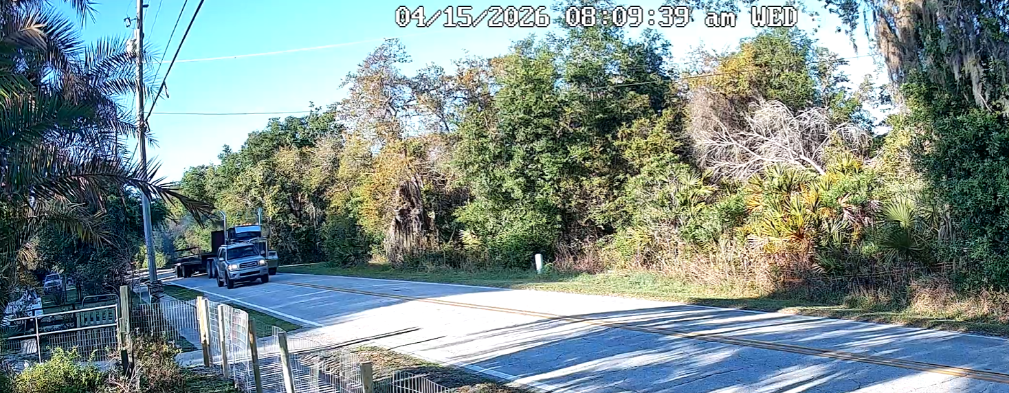 Flatbed truck illegally passing at high speed on Marsh Road, April 15 2026 at 8:09 AM