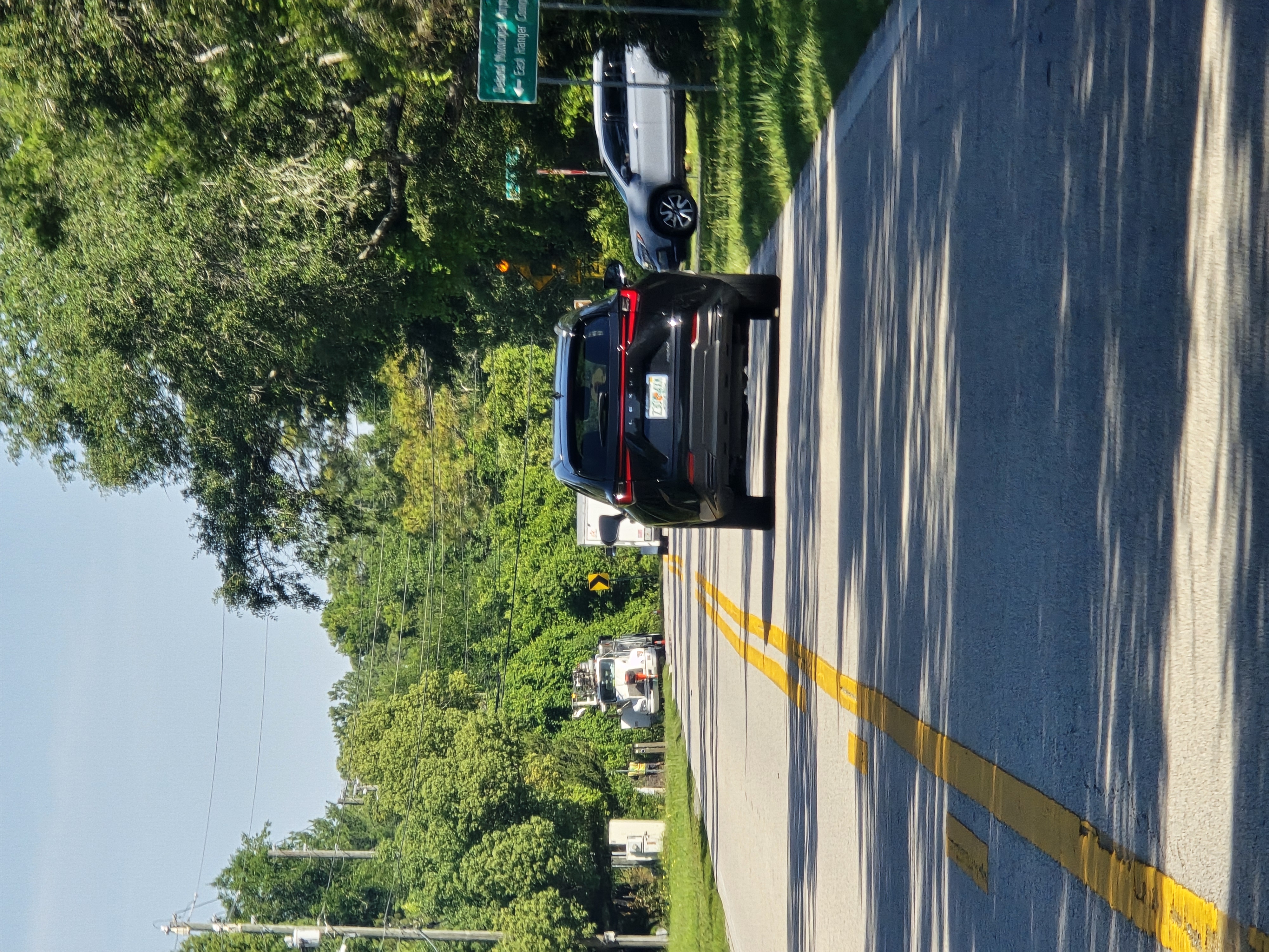 Turn-ahead warning sign (MUTCD W1-1) and speed advisory obstructed by vegetation at Old Daytona / Marsh